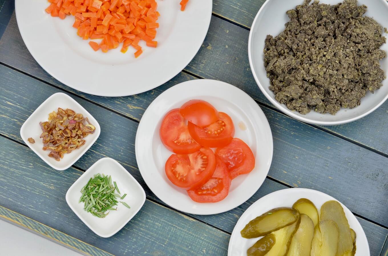 Tomaten, Linsenmus, karamellisierte Möhren, Gurken, Röstzwiebeln und Rosmarin - die Zutaten.