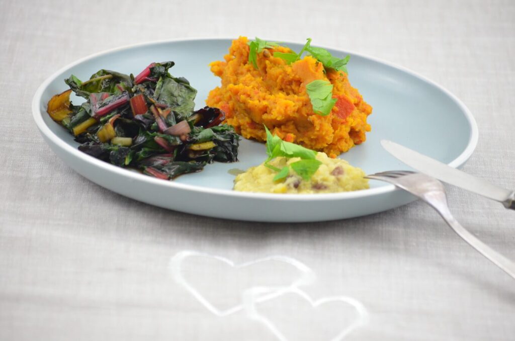 Kürbispüree mit Mangoldgemüse und gelben Linsen