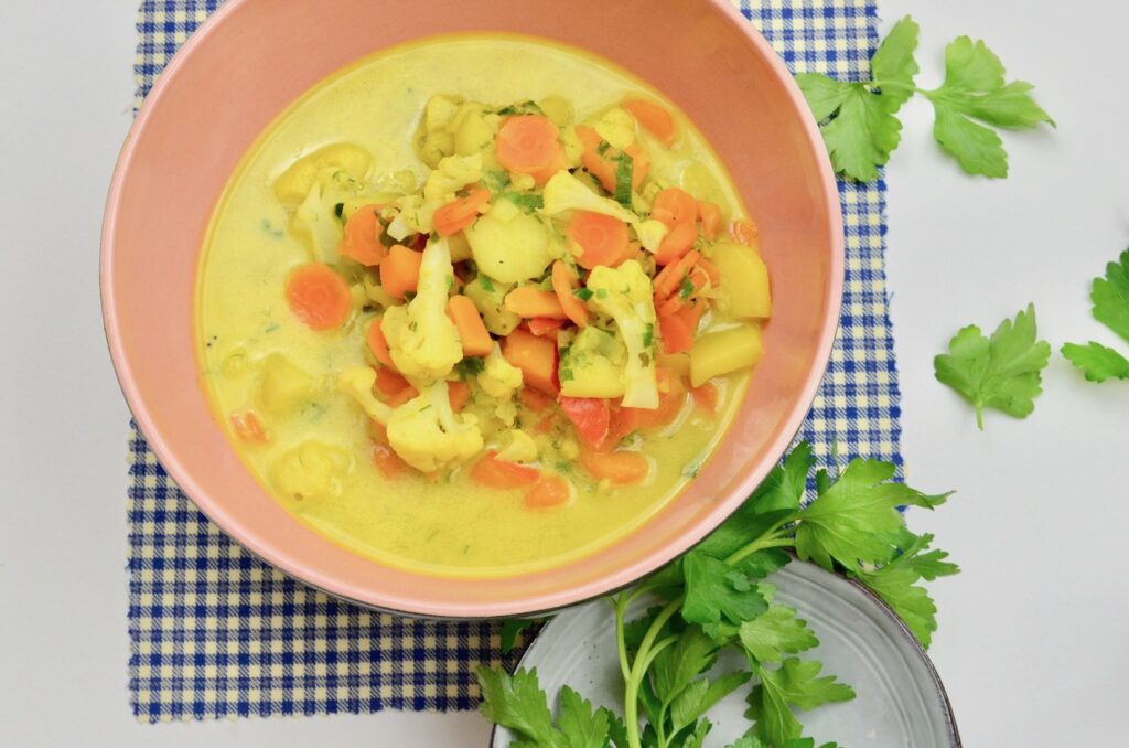 Ayurvedisches Kokos-Gemüsecurry