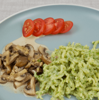Kräuterspätzle mit Champignons