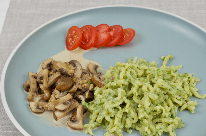 Kräuterspätzle mit Champignons
