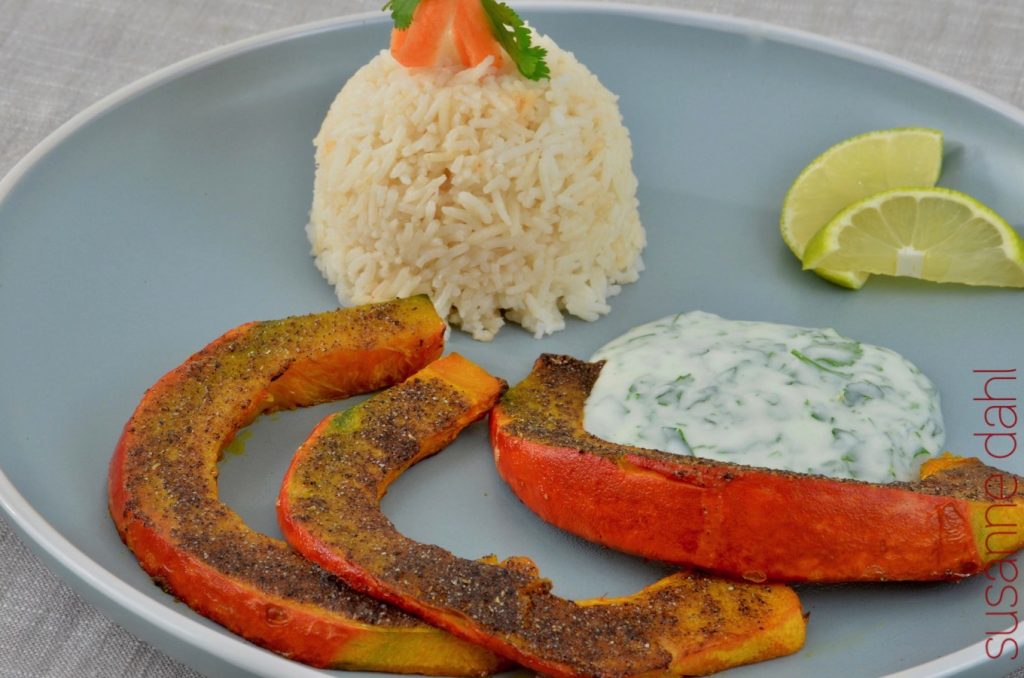 Angerichtete Kürbisschnitze mit Gewürzen bestrichen