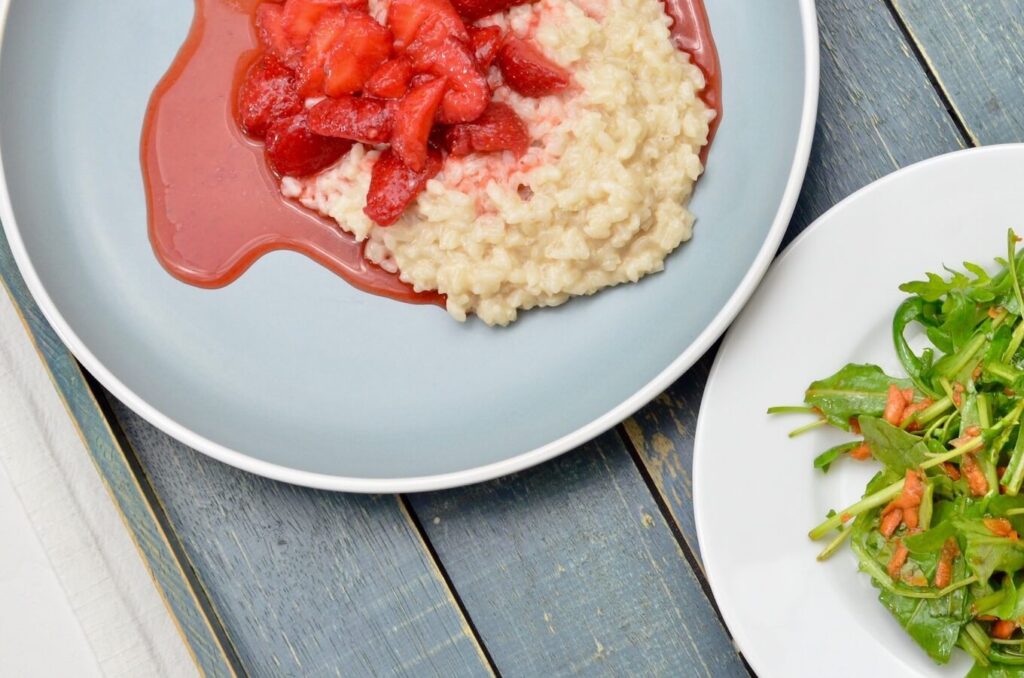 Milchreis mit Erdbeeren und Vorspeisensalat