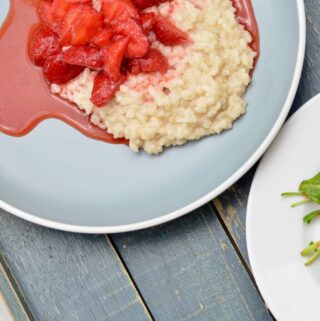 Milchreis mit Erdbeeren und Vorspeisensalat