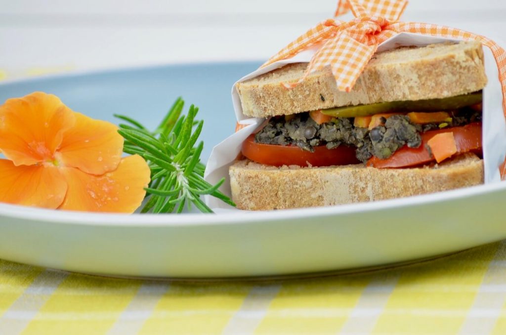 Rustikales, vegetarisches Sandwich